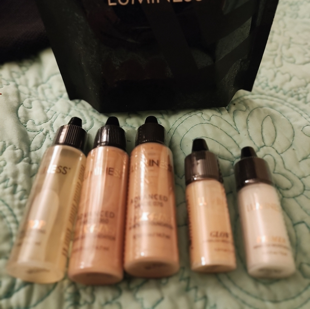 Luminess Kit in the shade Warm 1- shade 060 1- shade 070 1- primer 1- Glow